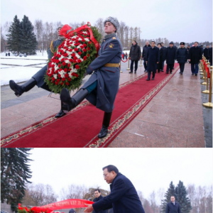 李克強向圣彼得堡比斯卡廖夫公墓紀(jì)念碑獻花圈