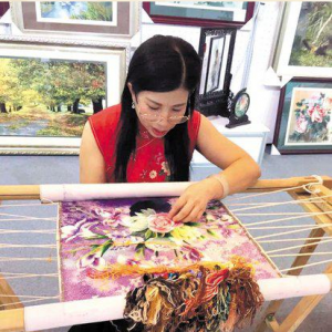 長沙非遺湘繡作品走出國門飛向太空 展現(xiàn)湘情湘韻