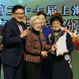 秦怡為王文娟頒獎(jiǎng)