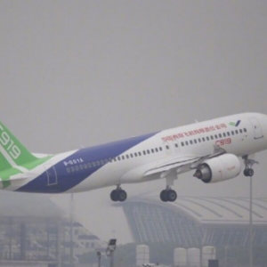中國的大飛機C919與祖國一起騰飛