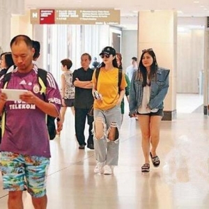 范冰冰香港逛街    穿著很不一般