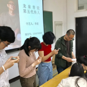 李震在中國人民大學(xué)為碩士研究生授課