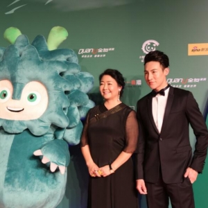 薩日娜出席上海國(guó)際綠色電影周閉幕式紅毯秀