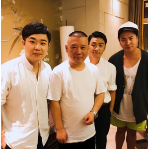 郭德綱曬小伙伴合影，網(wǎng)友稱馬蓉移民王寶強(qiáng)變瘦了