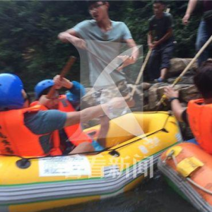旅游景點打人事件頻發(fā)：漂流途中員工讓游客拍照 游客未理被辱罵扇耳光