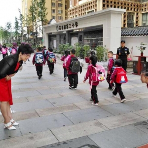 貴陽一小學(xué)老師給學(xué)生鞠躬敬禮要成為常態(tài)化，才是在傳承中華民族精髓之舉