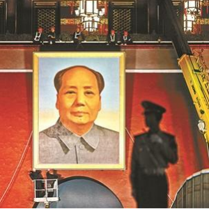天安門城樓更換毛主席畫像，整個過程持續(xù)1個多小時