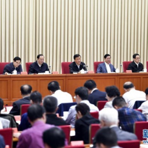 習(xí)近平：堅持以人民為中心創(chuàng)作導(dǎo)向 堅定人民信心振奮人民精神