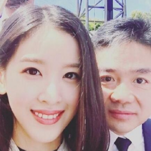 章澤天亮相巴黎時(shí)裝周，粉絲：她稍微一打扮就很驚艷