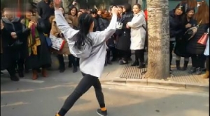 　　考生因身高遭淘汰 在考場外自信跳舞獲得掌聲