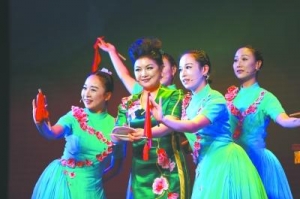 弘揚(yáng)新風(fēng)尚 曲藝贊義工 　　
