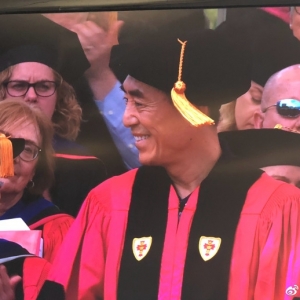 張藝謀獲波士頓大學(xué)博士學(xué)位 手拿畢業(yè)證闊步喜笑顏開