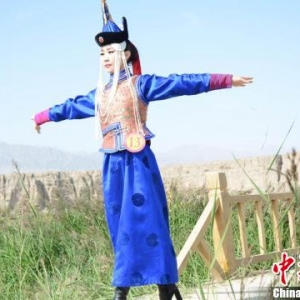 昆侖山下蒙古族繡娘：讓德都蒙古族服飾代代相傳