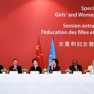 彭麗媛出席聯(lián)合國教科文組織女童和婦女教育特別會(huì)議