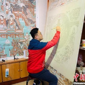 90后”小伙居敦煌臨摹經(jīng)變畫 傳承絲路文化