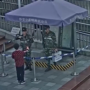上?；疖囌緢?zhí)勤武警與少年相互敬禮致意的背后，有一個(gè)溫暖的故事…… ...