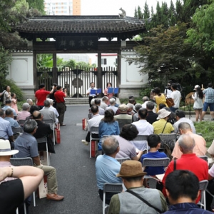 歷史的豐碑——《“華東人民革命大學(xué)賦”紀(jì)念碑揭幕儀式》在復(fù)旦大學(xué)舉行，為黨的生日和祖國(guó)生日獻(xiàn)了一份厚禮，中國(guó)郵政發(fā)行郵資明信片祝賀