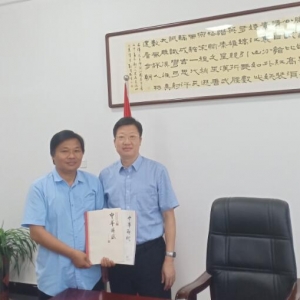 安源區(qū)委副書記、區(qū)長康峰在區(qū)長辦公室親切接見了萍鄉(xiāng)市辭賦學(xué)會(huì)巫志剛會(huì)長