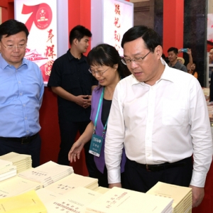 李強(qiáng)參觀上海書展：多出好書、多出精品，營(yíng)造更加濃厚的書香社會(huì)氛圍