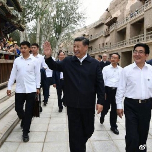 考察敦煌莫高窟，習(xí)近平同游客熱情交流