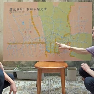 觸摸古松江的山川河流，松江一對母子繪成兩幅古松江地圖