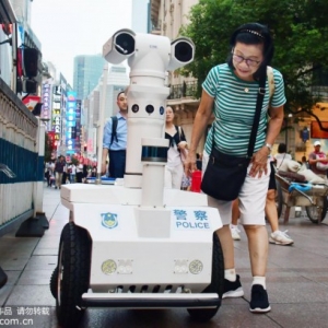 上海：首位機(jī)器人警察南京路上崗巡邏