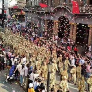 上海影視樂(lè)園首開(kāi)國(guó)慶檔夜場(chǎng)，升級(jí)呈現(xiàn)慶祝上海解放大游行
