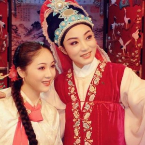 她們從朝鮮戰(zhàn)場得來的戲，65年前首演89場，而今在新一代發(fā)揚光大?