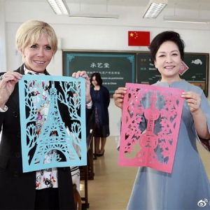 彭麗媛同法國總統(tǒng)夫人布麗吉特共同參觀上海外國語大學(xué)附屬外國語學(xué)校