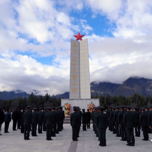 第77集團(tuán)軍某旅紅色教育基地掛牌儀式在駐地烈士陵園舉行
