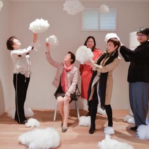 在這個(gè)公廁改造的公共空間，市民和藝術(shù)家共同創(chuàng)作