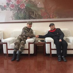 錚沈?qū)崢I(yè)莊強(qiáng)隨團(tuán)參觀慰問(wèn)南京路上好八連事跡展覽館