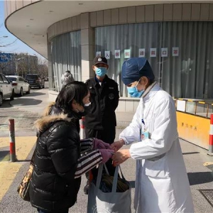 老年患者誰來守護？醫(yī)院“戰(zhàn)疫快遞員”一天走出10公里