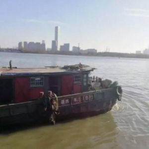 一家三口從江蘇搭貨船“偷渡”來滬   欲從徐匯濱江上岸被群眾制止，結果你懂的！