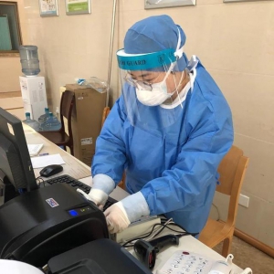 新型冠狀病毒感染的肺炎疫情作文：我的白衣天使姑姑