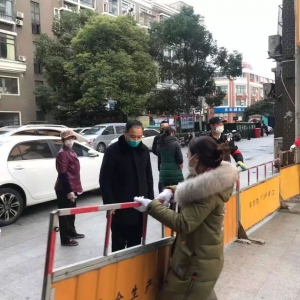給力！松江區(qū)新橋鎮(zhèn)村鎮(zhèn)辦為開放式小區(qū)的防疫工作再上一把鎖
