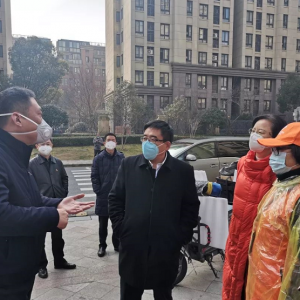 戰(zhàn)疫情|奉賢區(qū)副區(qū)長梅廣清檢查社區(qū)疫情防控工作