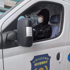 沖鋒前線的松江城管志愿者，執(zhí)法為民，唱響“城管之歌”
