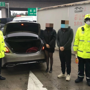 上海首例！一湖北籍女性藏身轎車后備箱，被松江民警查獲！