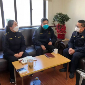 嚴(yán)永康至松江城管岳陽(yáng)街道中隊(duì)實(shí)地檢查疫情防控工作