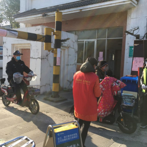 松江區(qū)新橋鎮(zhèn)這個黨群服務(wù)點組織居民守望相助，讓社區(qū)防控充滿溫情
