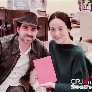 以色列歌手吉拉德與中國(guó)歌手哈輝聯(lián)袂演唱歌曲，致敬全世界醫(yī)務(wù)工作者