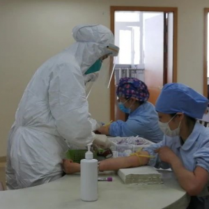 奉賢區(qū)中心醫(yī)院為全院工作人員提供免費(fèi)核酸檢測(cè)、抗體檢測(cè)