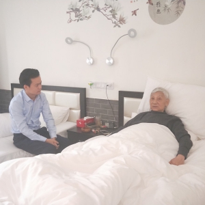 上海通俗文藝研究會(huì)秘書長(zhǎng)畢凌鋒一行趕赴桂花園探望劉松林會(huì)長(zhǎng)