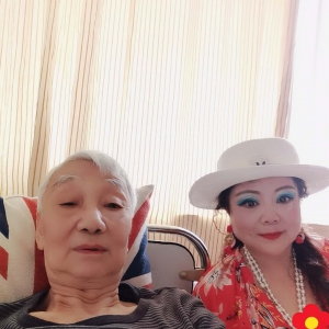 上海通俗文藝研究會(huì)名譽(yù)副會(huì)長(zhǎng)著名歌唱達(dá)人菜花甜媽探望劉松林會(huì)長(zhǎng)