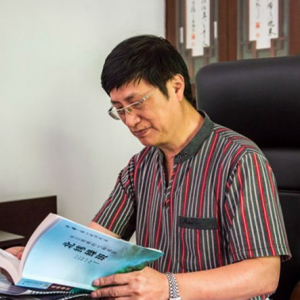 艱難學(xué)博創(chuàng)巨制——記長(zhǎng)江流域非物質(zhì)文化遺產(chǎn)學(xué)者劉鋒