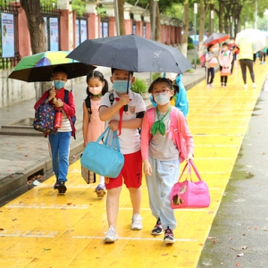 上學下車、放學上車？這所小學為何偏偏推出一條金色步道讓孩子多走一段路