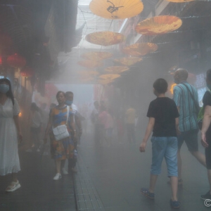 端午小長假首日，上海豫園“滿座”，開啟噴霧消暑……