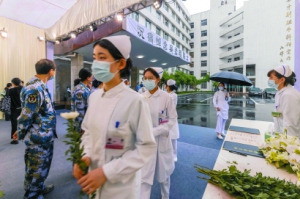 吳孟超為病人著想的醫(yī)者仁心 風(fēng)雨難阻，市民自發(fā)吊唁精誠大醫(yī)