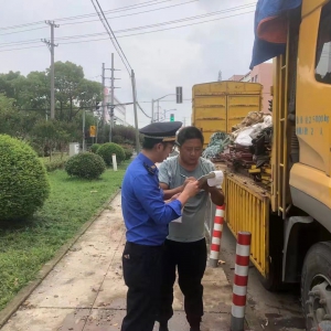 卡車(chē)賣(mài)了沒(méi)地放？小路堆物也不行！ ——松江區(qū)城管經(jīng)開(kāi)區(qū)中隊(duì)及時(shí)清除占道堆物
